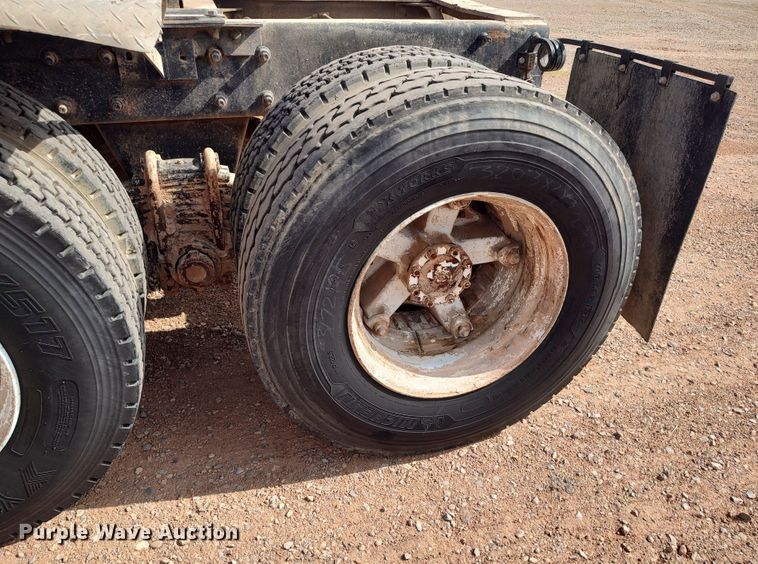 image for item LU9235 2000 Mack RD688S  semi truck