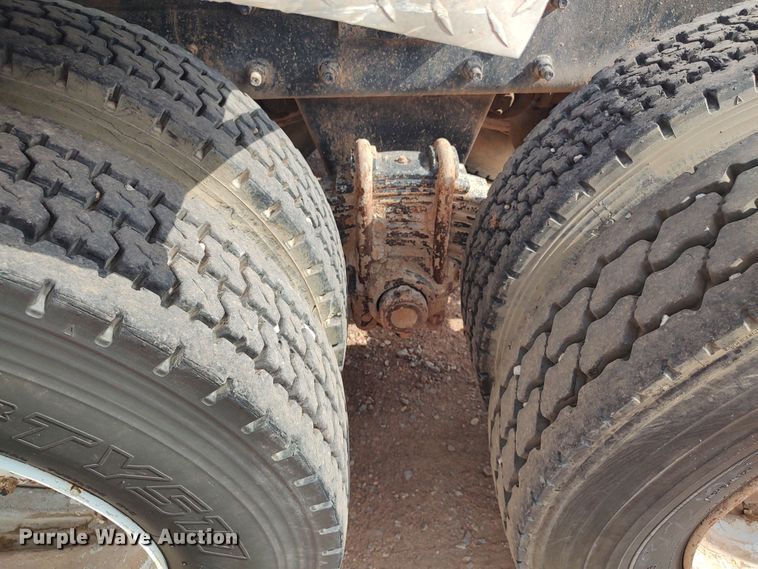 image for item LU9235 2000 Mack RD688S  semi truck