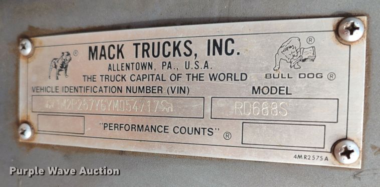 image for item LU9235 2000 Mack RD688S  semi truck