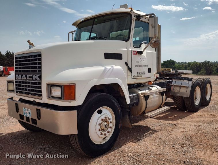 image for item LU9236 2004 Mack CH613  semi truck