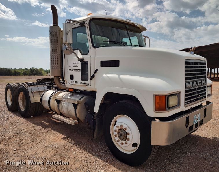 image for item LU9236 2004 Mack CH613  semi truck