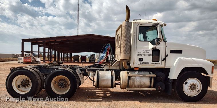 image for item LU9236 2004 Mack CH613  semi truck