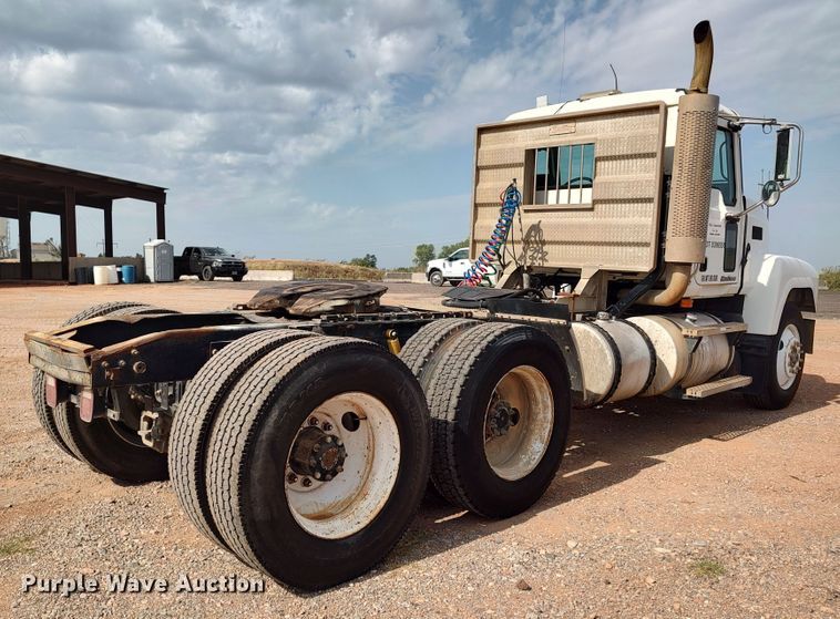 image for item LU9236 2004 Mack CH613  semi truck