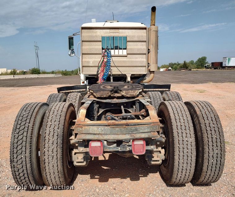 image for item LU9236 2004 Mack CH613  semi truck