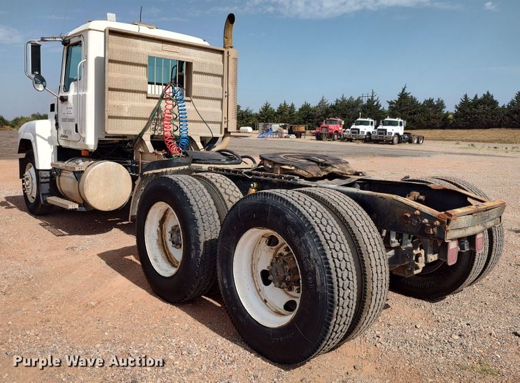 image for item LU9236 2004 Mack CH613  semi truck