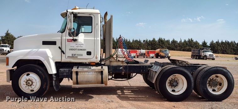 image for item LU9236 2004 Mack CH613  semi truck