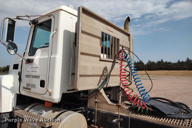 image for item LU9236 2004 Mack CH613  semi truck