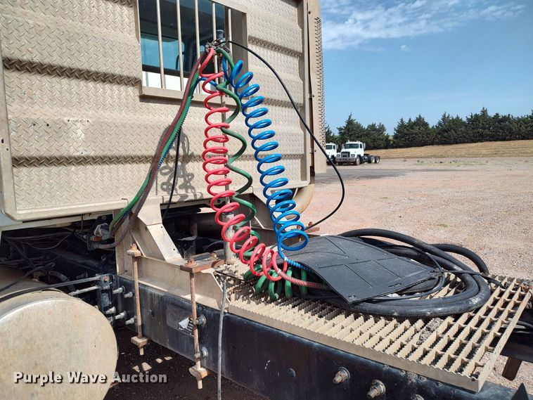 image for item LU9236 2004 Mack CH613  semi truck