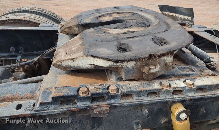 image for item LU9236 2004 Mack CH613  semi truck