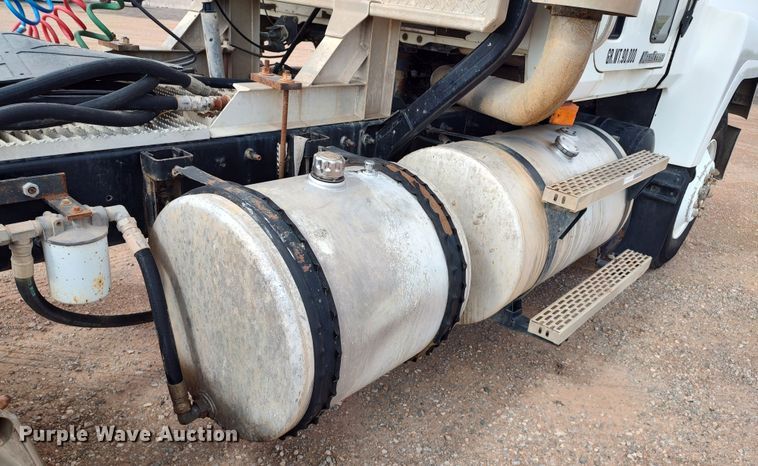 image for item LU9236 2004 Mack CH613  semi truck