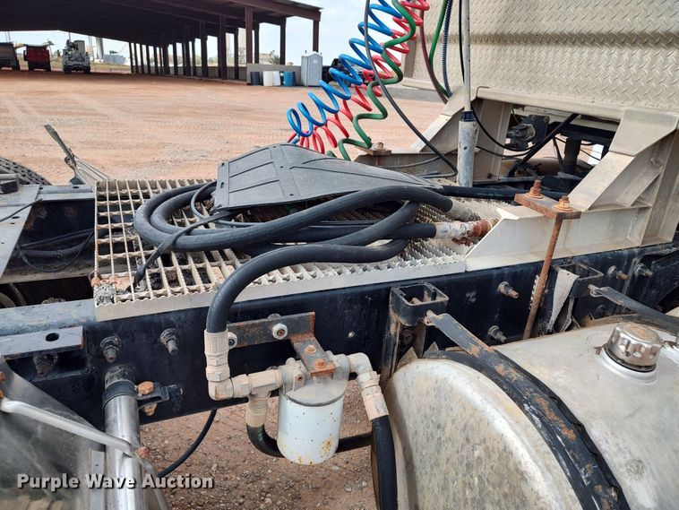 image for item LU9236 2004 Mack CH613  semi truck