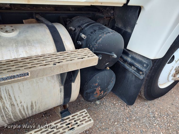 image for item LU9236 2004 Mack CH613  semi truck