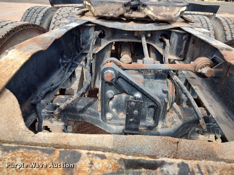 image for item LU9236 2004 Mack CH613  semi truck