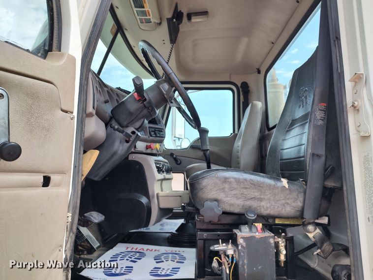 image for item LU9236 2004 Mack CH613  semi truck