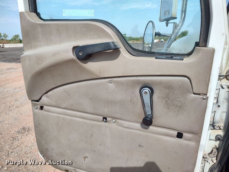 image for item LU9236 2004 Mack CH613  semi truck