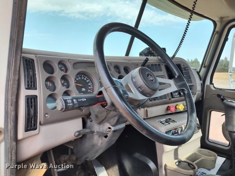 image for item LU9236 2004 Mack CH613  semi truck