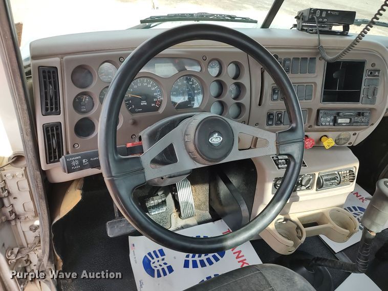 image for item LU9236 2004 Mack CH613  semi truck