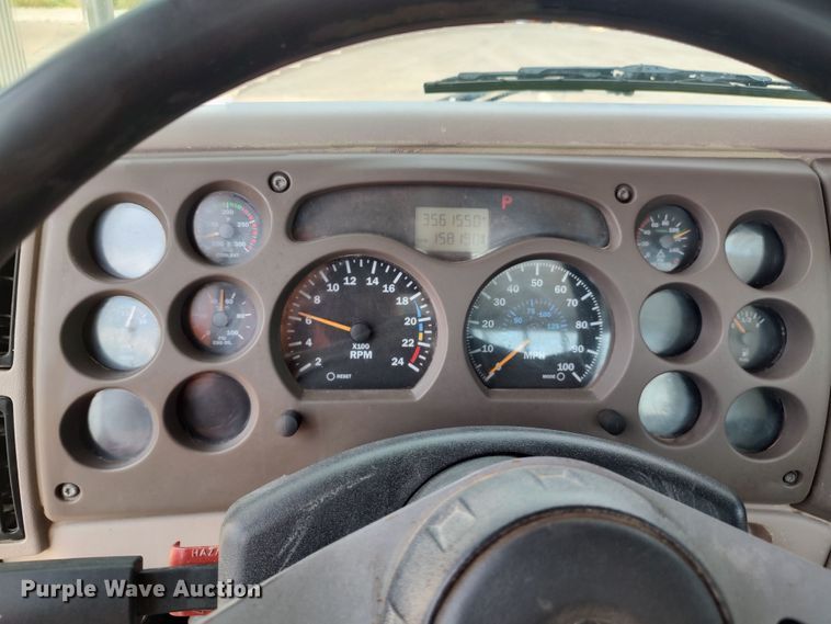 image for item LU9236 2004 Mack CH613  semi truck