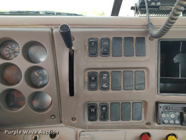 image for item LU9236 2004 Mack CH613  semi truck