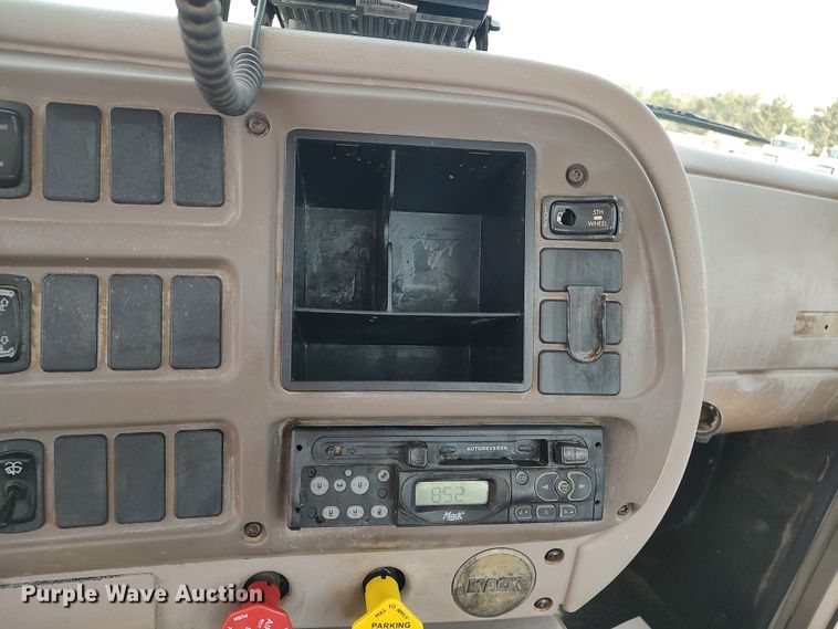 image for item LU9236 2004 Mack CH613  semi truck