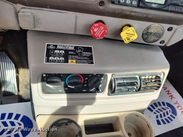 image for item LU9236 2004 Mack CH613  semi truck