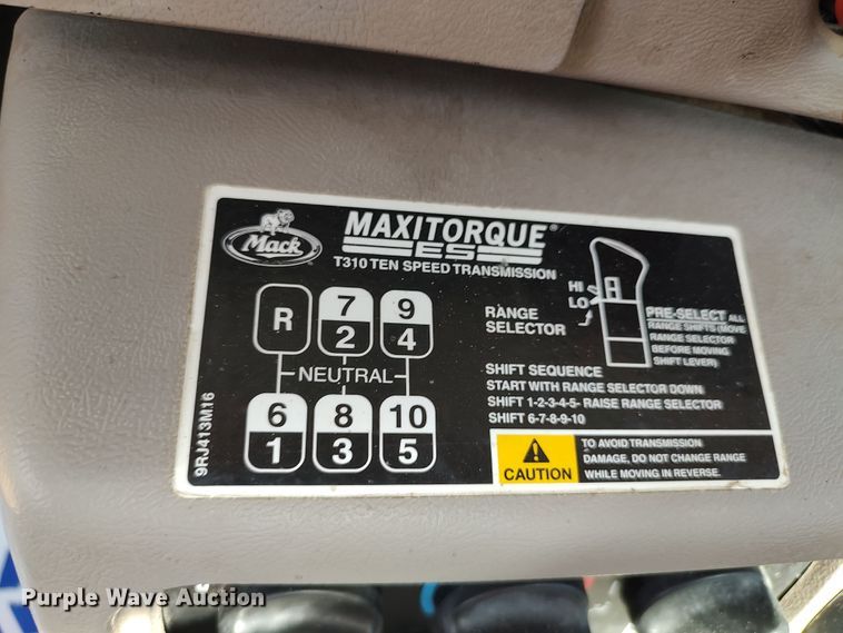 image for item LU9236 2004 Mack CH613  semi truck