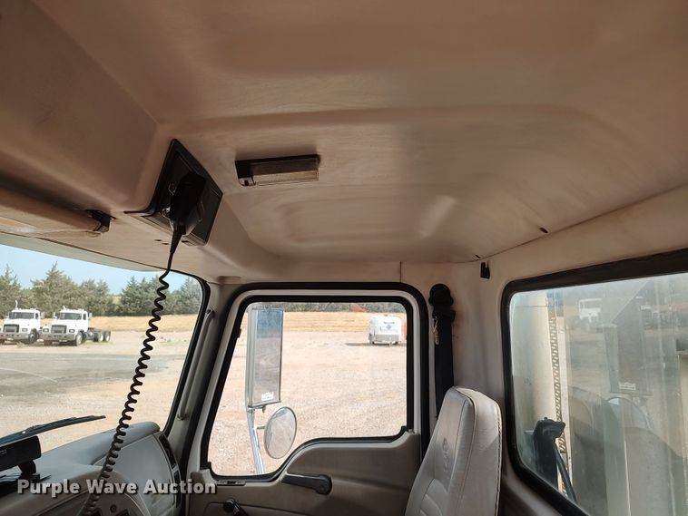 image for item LU9236 2004 Mack CH613  semi truck