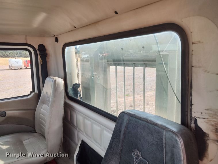 image for item LU9236 2004 Mack CH613  semi truck