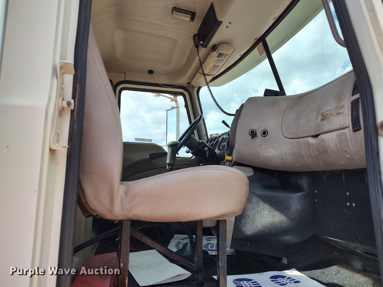 image for item LU9236 2004 Mack CH613  semi truck