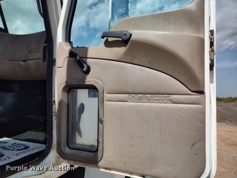 image for item LU9236 2004 Mack CH613  semi truck