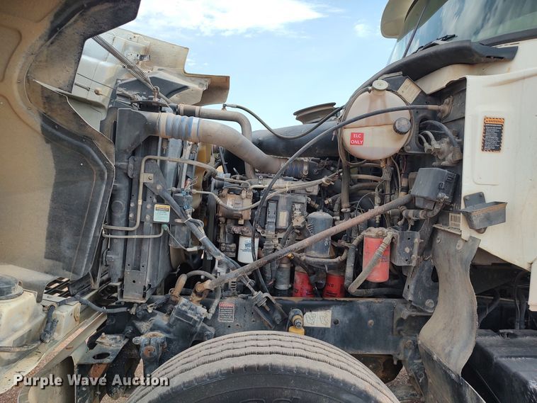 image for item LU9236 2004 Mack CH613  semi truck