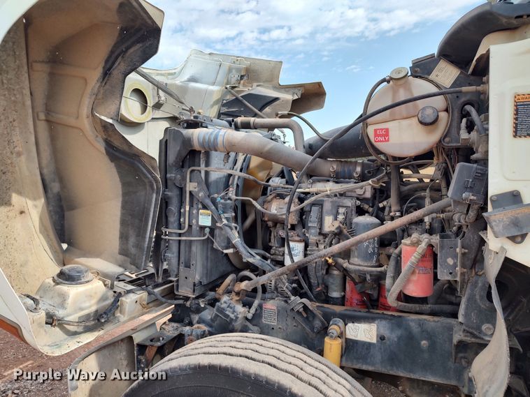 image for item LU9236 2004 Mack CH613  semi truck