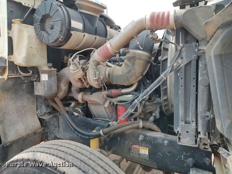 image for item LU9236 2004 Mack CH613  semi truck