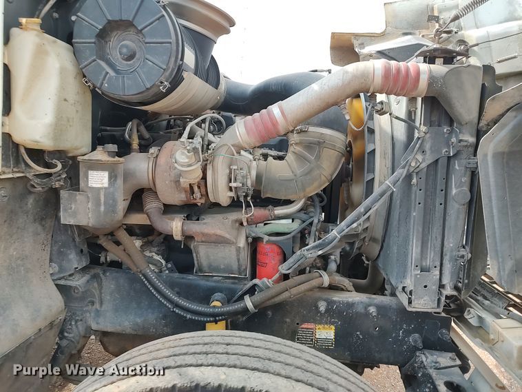 image for item LU9236 2004 Mack CH613  semi truck