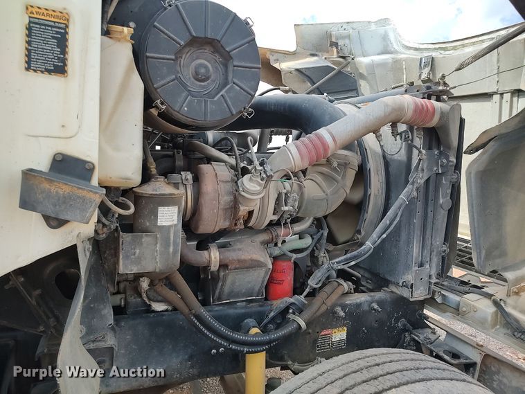 image for item LU9236 2004 Mack CH613  semi truck