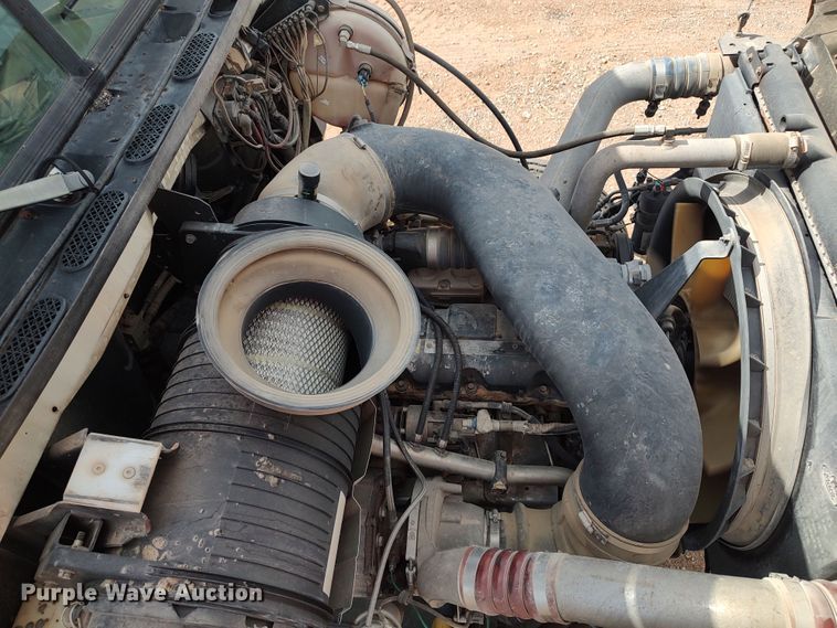 image for item LU9236 2004 Mack CH613  semi truck