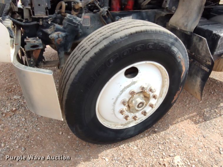 image for item LU9236 2004 Mack CH613  semi truck