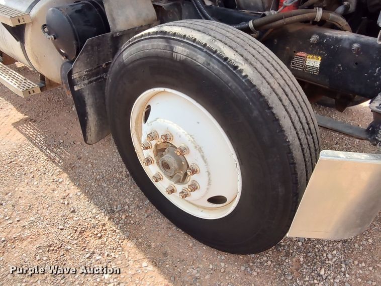 image for item LU9236 2004 Mack CH613  semi truck