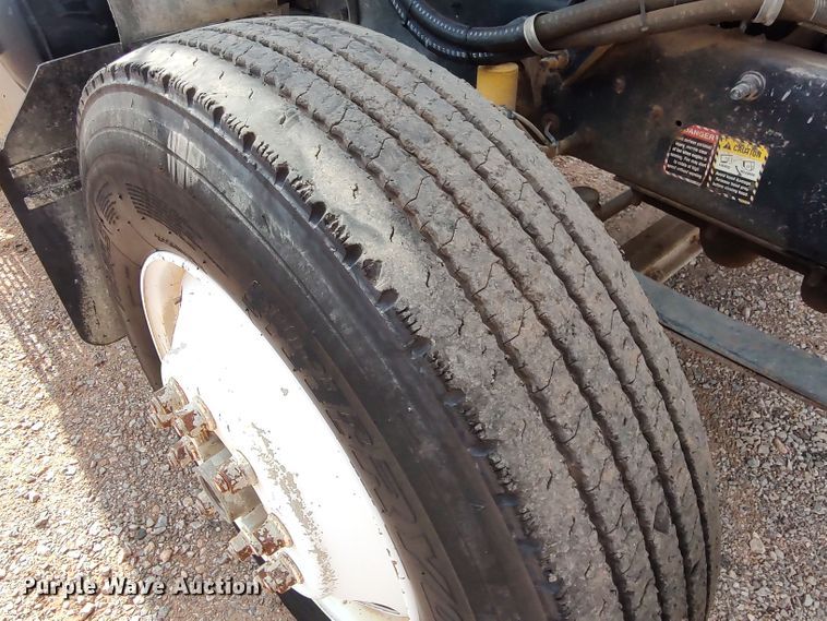 image for item LU9236 2004 Mack CH613  semi truck