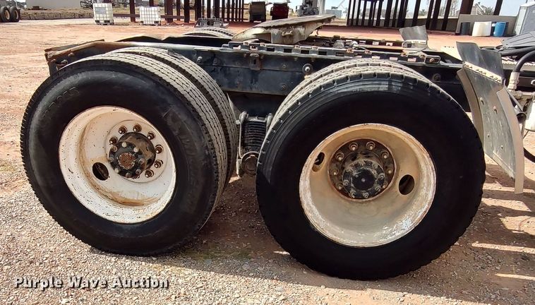 image for item LU9236 2004 Mack CH613  semi truck