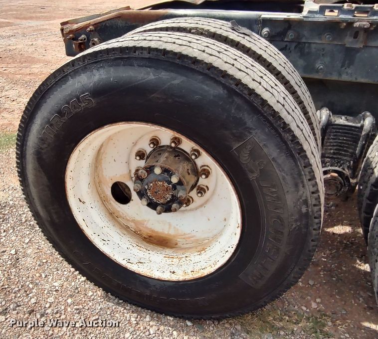 image for item LU9236 2004 Mack CH613  semi truck