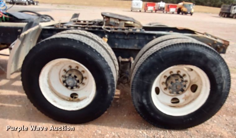 image for item LU9236 2004 Mack CH613  semi truck