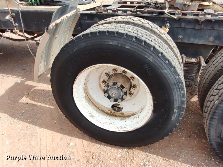 image for item LU9236 2004 Mack CH613  semi truck