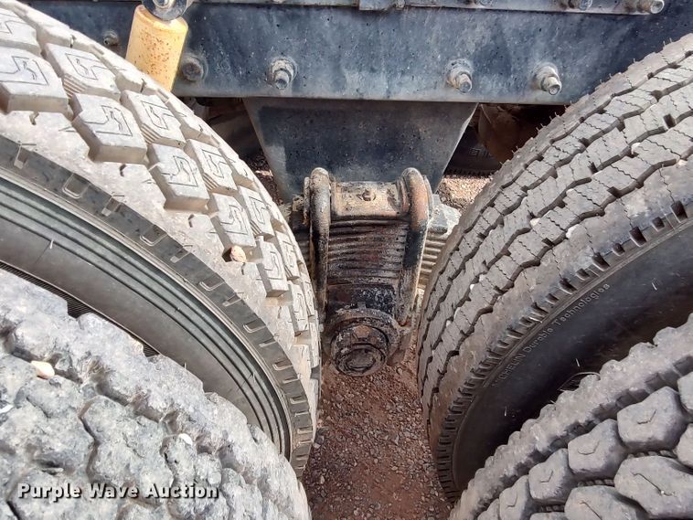 image for item LU9236 2004 Mack CH613  semi truck