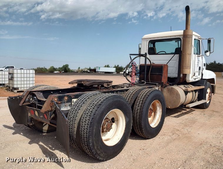 image for item LU9237 1996 Mack CH600  semi truck