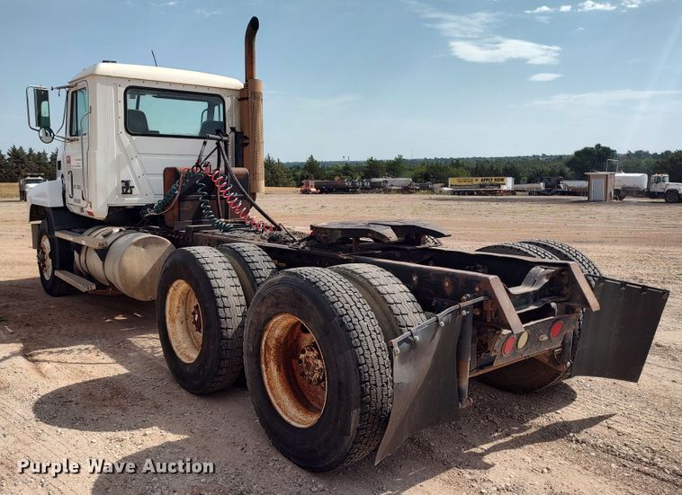 image for item LU9237 1996 Mack CH600  semi truck