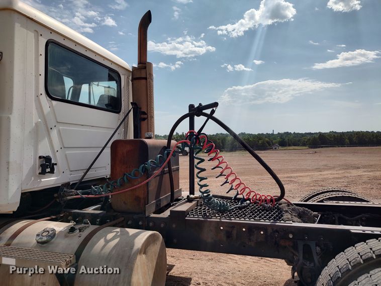 image for item LU9237 1996 Mack CH600  semi truck