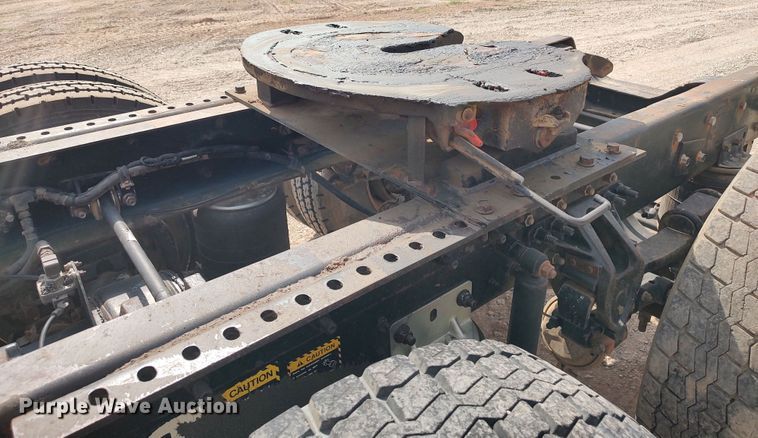 image for item LU9237 1996 Mack CH600  semi truck