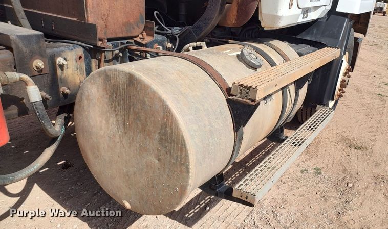 image for item LU9237 1996 Mack CH600  semi truck