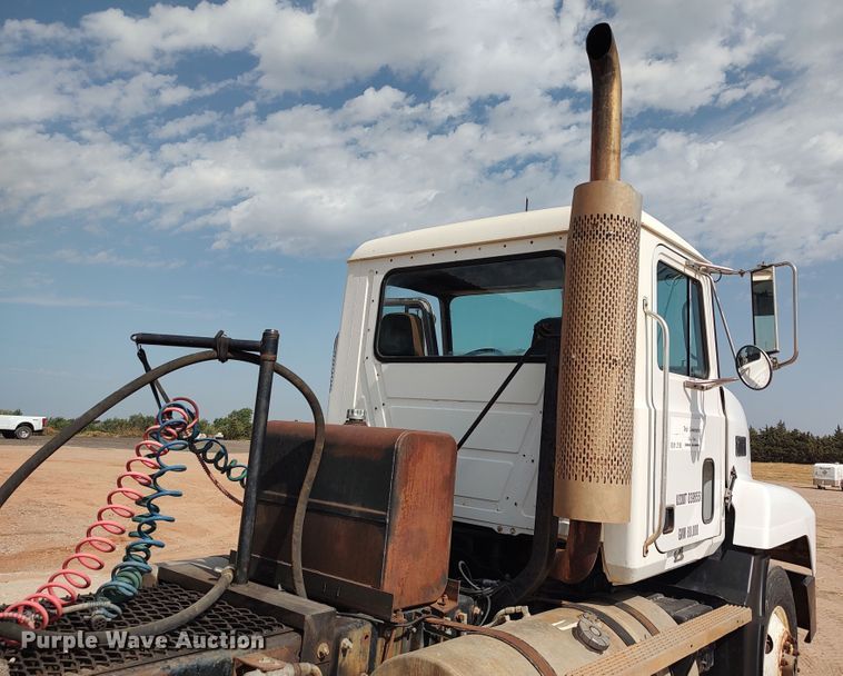 image for item LU9237 1996 Mack CH600  semi truck